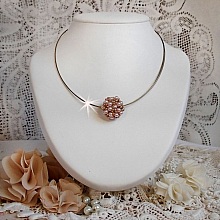 Pendentif Boules nacr&eacute;es avec des perles rondes en cristal de Swarovski de couleur P&ecirc;che et des rocailles en Verre Gold Bronze. Le tour du cou multi rangs est compos&eacute; de 3 rangs fil c&acirc;bl&eacute; en laiton.